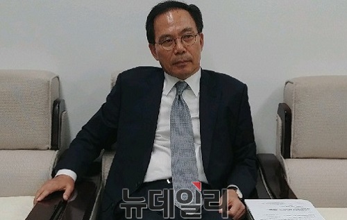 ▲ 더불어민주당 소속 정국교 전 의원이 지난 26일 대전시의회에서 자당 소속 대전시장 예비후보의 측근비리를 폭로하고 있다.ⓒ김창견 기자