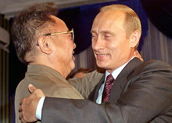 ▲ 2002년 8월 러시아를 찾은 김정일과 포옹하는 블라디미르 푸틴 대통령. 김정은이 방문해도 이렇게 포옹을 할 지 모르겠다. ⓒ연합뉴스. 무단전재 및 재배포 금지.