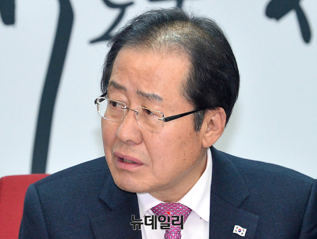 ▲ 왼쪽부터 제프리 존스(Jefferey D. Jones) 주한미국상공회의소 이사장, 제임스 김(James Kim) 회장, 홍준표 자유한국당 대표 ⓒ 뉴데일리 공준표