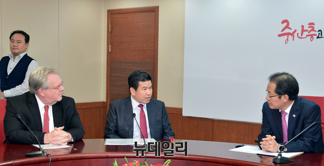 ▲ 왼쪽부터 제프리 존스(Jefferey D. Jones) 주한미국상공회의소 이사장, 제임스 김(James Kim) 회장, 홍준표 자유한국당 대표 ⓒ 뉴데일리 공준표