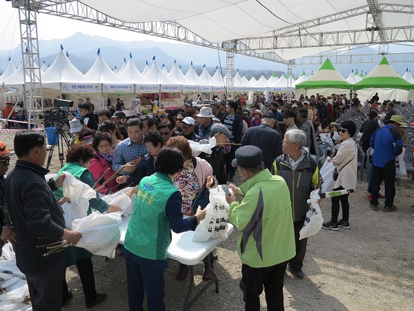 ▲ 대한민국 최대 묘목 주산지인 충북 옥천의 ‘제19회 옥천묘목축제’가 30일 열리며 5일간의 여정 시작됐다.(사진은 30일 옥천묘목축제 첫날 오후 2시 행사장 모습)ⓒ옥천군