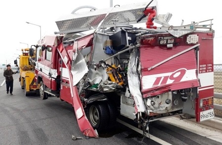 ▲ 현장 출동한 아산소방서 소방관 3명이 25톤 트럭이 추돌해 현장에서 숨졌다. 사진은 구겨진 소방펌프차량.ⓒ아산소방서