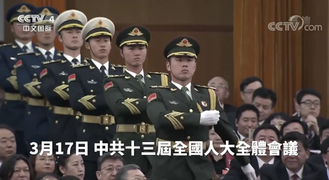 ▲ 지난 3월 17일 시진핑이 中국가주석직을 연임하며 헌법에 선서할 때 인민대회당 안으로 군 의장대가 행진을 하며 들어오는 모습. ⓒ中관영 CCTV 관련방송 화면캡쳐-대기원시보.