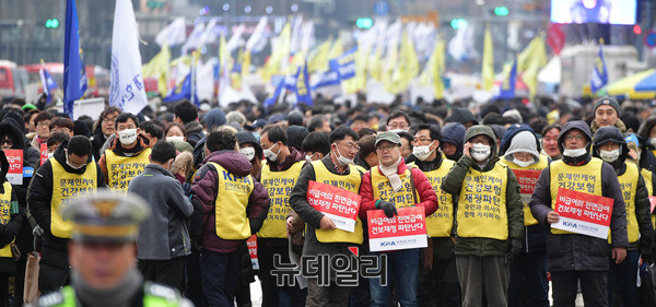 ▲ 대한의사협회 국민건강수호 비상대책위원회는 지난해 12월 10일 서울 중구 덕수궁 대한문 앞에서 문재인 케어를 규탄하는 '전국의사총궐기대회'를 열었다. 이날 모인 3만명 의사들은 집회 직후 문케어를 반대하는 현수막과 피켓을 들고 청와대 인근 효자치안센터까지 가두행진을 이어갔다. 의사들은 이날 총궐기대회에서 △의료수가 정상화 △비급여의 급여화 및 예비급여 원점 재검토 △한의사의 의과 의료기기 사용불가 △소신진료 위한 심사평가체계 및 건보공단 개혁 등을 요구했다. ⓒ뉴데일리 정상윤 기자