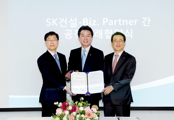 ▲ ▲강재영 동반성장위원회 운영국장·이재림 행복날개협의회 회장·조기행 SK건설 부회장(왼쪽부터)이 공정거래 표준 협약서를 들고 기념촬영을 하고 있다.ⓒSK건설