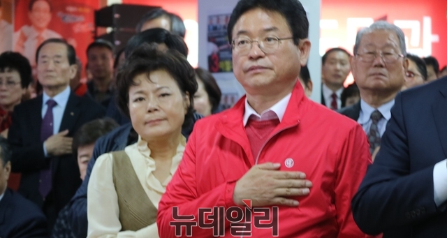 ▲ 이철우 의원이 김재덕 여사와 개소식에서 국기에 대한 경례를 하고 있다.ⓒ뉴데일리
