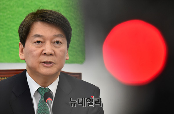 ▲ 안철수 전 국민의당 대표가 지난 12월 국회 당대표실에서 '바른정당과의 통합추진을 위한 전당원투표' 관련 기자간담회를 갖고 있다. ⓒ뉴데일리 이종현 기자