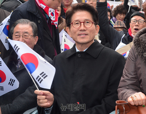 ▲ 김문수 전 새누리당 비상대책위원이 지난해 2월 8일 대구 중구 동아백화점 앞 광장에서 열린 '탄핵기각을위한국민운동 대구시민총궐기집회'에서 태극기를 흔들고 있다. ⓒ뉴데일리 공준표 기자