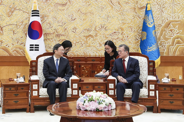 ▲ 문재인 대통령이 지난달 30일 양제츠 중국 정치국 위원을 접견하고 있다. ⓒ청와대 제공