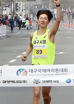 ▲ 2018대구국제마라톤대회 국내남자 1위 김기연 선수.ⓒ대구시