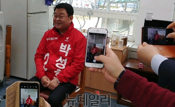 ▲ 자유한국당 박성효 대전시장 예비후보가 지난달 21일 대전시의회에서 후보 확정 후 첫 대전발전의 비전을 제시하고 있다.ⓒ김창견 기자