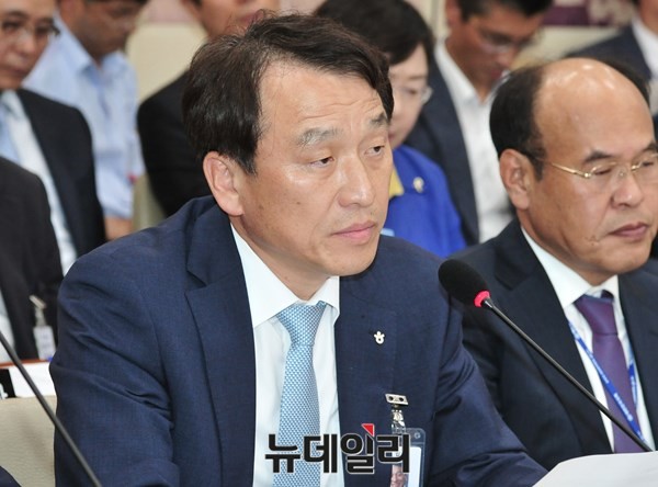 ▲ 자유한국당 강원도지사 후보로 공천된 정창수 전 한국관광공사 사장이 국회에 출석해 질의에 답하고 있는 모습. ⓒ뉴데일리 이종현 기자