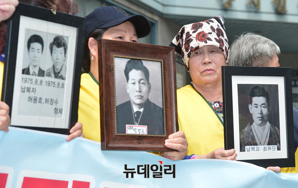 ▲ 지난 2016년 7월 납북자가족모임과 국군포로가족회 회원들이 민주사회를위한변호사모임(이하 민변) 사무실 앞에서 기자회견을 열고, 