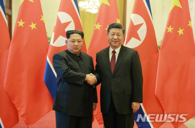 ▲ 중국을 방문한 김정은과 악수하는 시진핑. ⓒ뉴시스. 무단전재 및 재배포 금지.