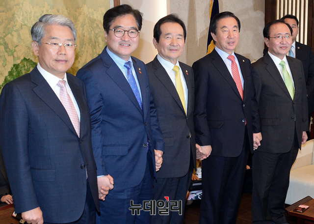 ▲ 정세균 국회의장과 우원식 더불어민주당, 김성태 자유한국당, 김동철 바른미래당, 노희찬 정의당 원내대표가 2일 오전 국회의장실에서 열린 교섭단체 원내대표단 정례회동에 앞서 기념촬영을 하고 있다. ⓒ뉴데일리 공준표 기자
