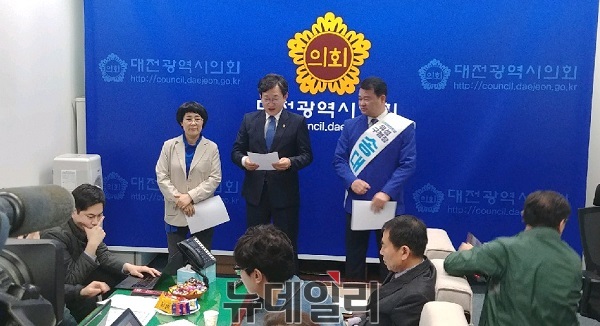 ▲ 더불어민주당 김경훈 대전시의장이 2일 시의회에서 지방선거 불출마를 선언하고 있다.ⓒ김창견 기자