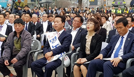 ▲ 명노희 충남도교육감 예비후보가 지난 1일 아산온양온천역 광장에서 열린 부활절연합예배에 참석했다.ⓒ명노희 선거사무소