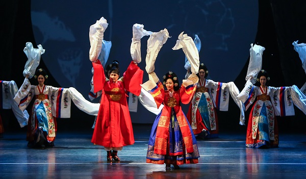 ▲ 천안시립무용단의 화관무 공연 모습.ⓒ천안시