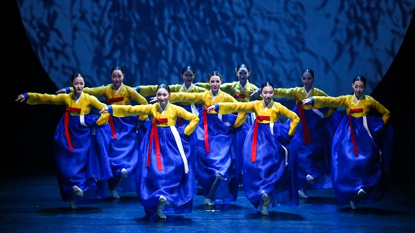 ▲ 천안시립무용단의 고방굿거리 공연 모습.ⓒ천안시