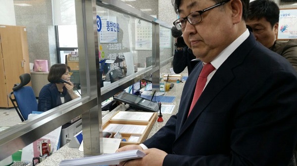 ▲ 시민단체 변호인인 조원룡 변호사가 2일 이춘희 세종시장을 수뢰 등의 혐의로 대전지검에 고발장을 접수하고 있다.ⓒ 세종시균형발전협의회