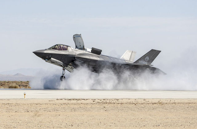 ▲ 에드워드 공군기지에서 수직 이착륙 시험을 하는 F-35B. ⓒ美록히드 마틴 홍보사진.