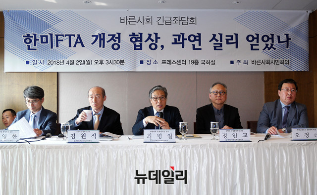 ▲ 바른사회시민회의가 2일 서울 중구 한국프레스센터에서 '한미 FTA 개정 협상, 과연 실리 얻었나'를 주제로 긴급 좌담회를 열고 있다. 좌측부터 김영한 성균관대 경제학과 교수, 김원식 건국대 경제학과 교수, 최병일 바른사회시민회의 공동대표 겸 이화여대 국제대학원 교수, 정인교 인하대 국제통상학과 교수, 오정근 건국대 금융IT공학과 교수 겸 한국금융ICT융합학회장.ⓒ 뉴데일리 이기륭 기자