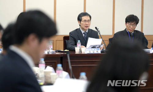 ▲ 6일 오후 경기 과천시 정부과천청사 법무부에서 열린 '법무부 검찰 과거사위원회' 연석회의에서 김갑배 위원장이 모두발언을 하고 있다. ⓒ 사진 뉴시스