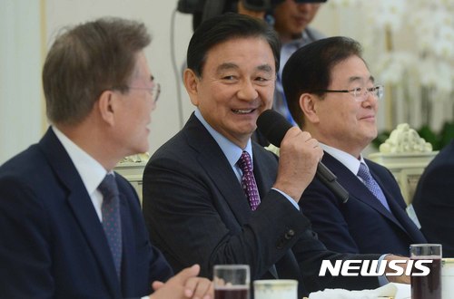 ▲ 미국 특사로 낙점된 홍석현 중앙홀딩스 회장이 지난해 5월 16일 청와대 인왕실에서 열린 주요국 특사단 오찬에서 인사말을 하고 있다. ⓒ뉴시스