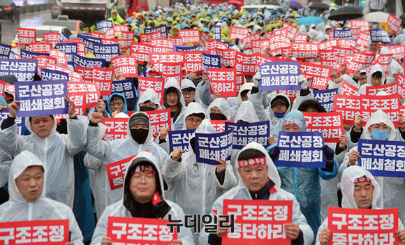 ▲ 군산공장 폐쇄 철회를 요구하며 집회에 나선 한국지엠 노조.ⓒ뉴데일리