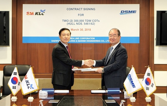 ▲ 정성립 대우조선해양 대표이사(오른쪽)와 김용완 대한해운 대표이사가 지난달 30일 서울 대우조선해양 사옥에서 초대형원유운반선 건조계약을 마친 후 악수를 나누고 있다. ⓒ대우조선해양