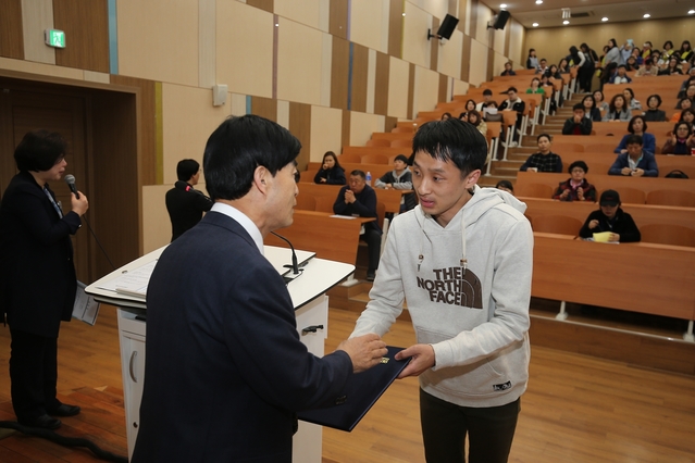 ▲ 영진사이버대학교는 31일 부산 경성대학교 건학기념관에서 부산‧경남 재학생들이 참여하는 남부권 통합 오프라인 수업을 개최했다. 사진은 임용주 재학생이 조방제 총장으로부터 표창을 받는 모습.ⓒ영진사이버대