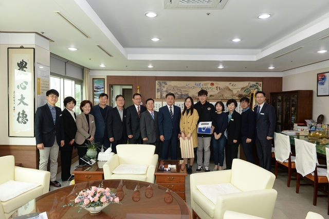 ▲ 봉화군은 지난 2일 군수실에서 임산부 직원을 위한 예비맘 프로그램을 갖고 기념촬영을 하고 있다.ⓒ봉화군