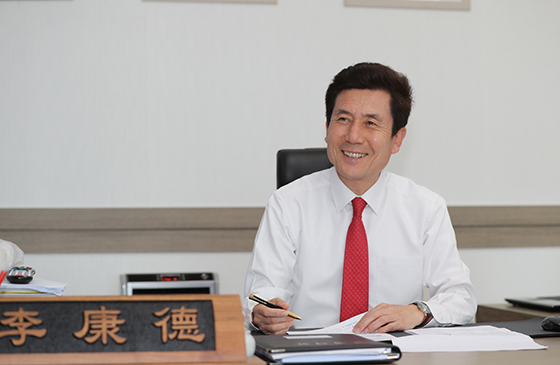 ▲ 이강덕 포항시장이 한국매니페스토실천본부가 전국 기초자치단체장을 대상으로 실시한 ‘민선6기 전국 기초단체장 공약이행 및 정보공개평가’에서 최고등급인 ‘SA’등급을 차지했다.ⓒ포항시