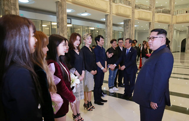 ▲ 지난 1일 평양 공연 이후 김정은과 만난 한국 가수들. ⓒ北선전매체 화면캡쳐.