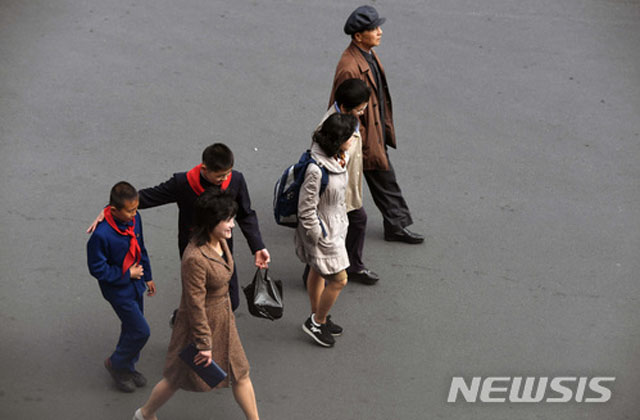 ▲ 지난 1일 평양공연 공동취재단이 찍어 송출한 평양 시민들의 사진. ⓒ뉴시스-공동취재단. 무단전재 및 재배포 금지.