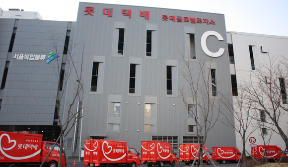 ▲ 롯데 계열사로 편입해 현대로지스틱스에서 이름을 바꾼 롯데글로벌로지스가 첫 실적으로 174억원의 적자를 냈다. ⓒ 롯데글로벌로지스