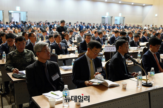 ▲ 드론봇 전투발전 컨퍼런스가 열린 4층 국제회의장을 가득 채운 민‧관‧군, 산‧학‧연 관계자들  ⓒ