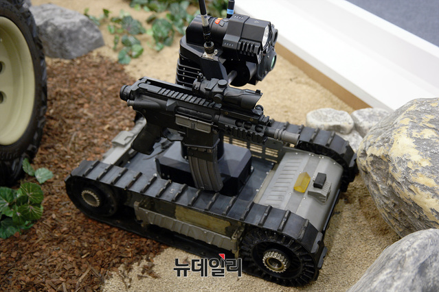 ▲ 한화 소형 소총 무장 전투 로봇 ⓒ뉴데일리 오세진