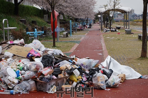 ▲ 4일 청주 무심천에 산더미처럼 쌓인 각종 쓰레기.ⓒ김정원 기자