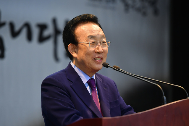 ▲ 김관용 경북도지사는 4일 문경시 공무원 대상으로 특강을 갖고 “문경시 제2의 도약을 위해 철도구축사업에 총력을 기울여 달라”고 말했다.ⓒ경북도