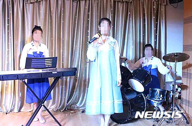 ▲ 중국이 김정은 방중 이후 북한 근로자들의 취업을 허용하고 있다는 주장이 나왔다. 사진은 중국 북한식당 여종업원들의 공연 모습. ⓒ뉴시스. 무단전재 및 재배포 금지.