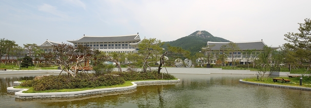 ▲ 경북도가 미세먼지 조기 분산·저감을 위해 215억원을 투자한다. 사진은 경북도청 전경.ⓒ경북도