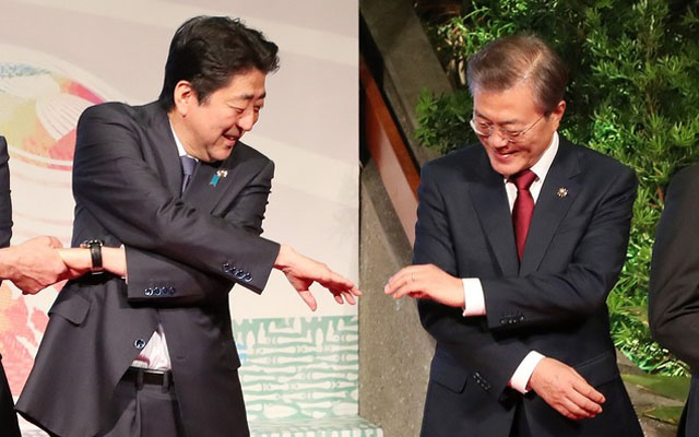 ▲ 아베 日총리와 문재인 대통령. 아베 日총리는 문재인 대통령에게 남북정상회담 이전에 방일을 요청했다고 한다. ⓒ뉴시스. 무단전재 및 재배포 금지.
