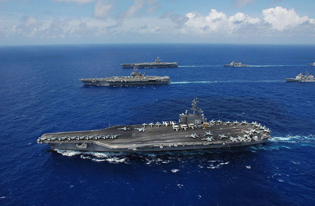 ▲ 한반도에는 강습상륙함 2척만 와 있지만 일본 근해에는 3개 항모강습단이 대기 중이다. 사진은 2007년 괌 인근에서 3개 항모강습단이 훈련을 하는 모습. ⓒ美해군 공개사진.