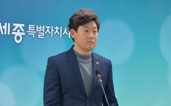 ▲ 더불어민주당 고준일 세종시의장이 4일 세종시장 단수공천에 대해 재심의를 강력하게 요청하고 있다.ⓒ고준일 의장실