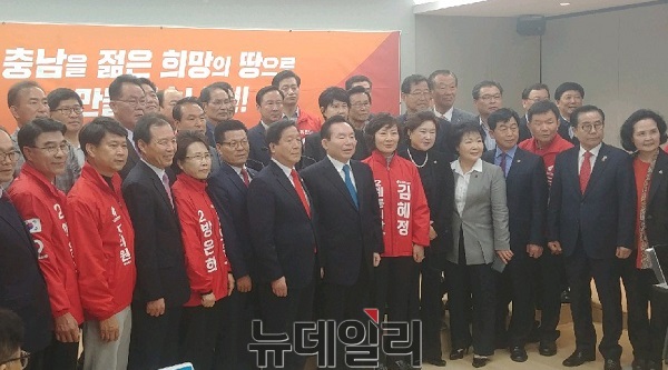 ▲ 자유한국당 이인제 전 최고위원이 4일 충남도청에서 지지자들과 함께 충남도지사 출마를 선언하고 있다.ⓒ김창견 기자
