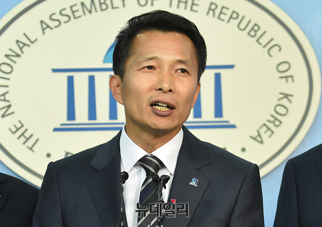▲ 송기호 더불어민주당 송파을 지역위원장이 지난달 12일 오후 국회 정론관에서 송파을 국회의원 재보궐선거 출마를 회견을 하고 있다. ⓒ뉴데일리 이종현 기자
