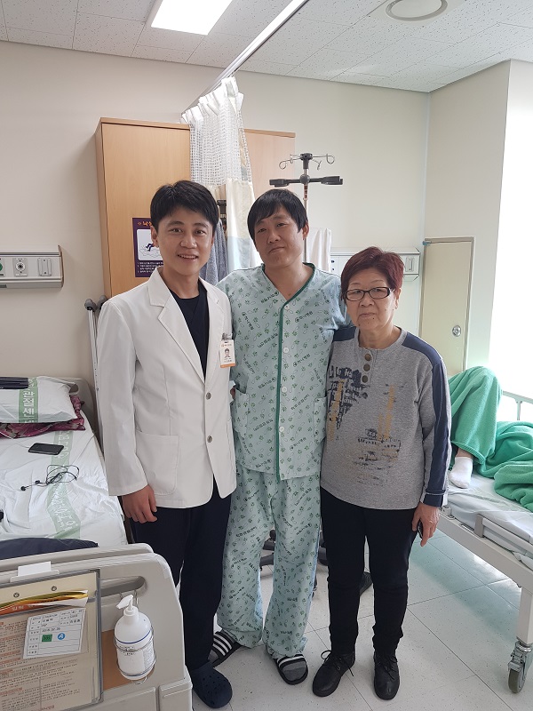 ▲ 하나병원 관절센터에서 성공적으로 수술을 받고 4일 퇴원한 우즈베키스탄 리올렉 씨.(사진 왼쪽부터 수술을 집도한 김동환 과장,  리올렉 씨, 정나라사 씨)ⓒ청주 하나병원
