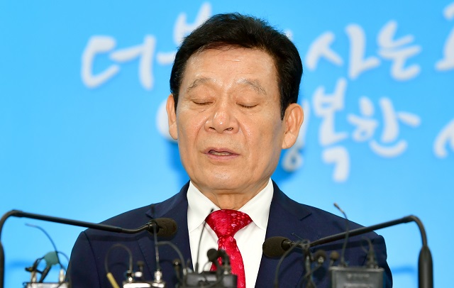 ▲ 6·13지방선거 더불어민주당 윤장현 광주시장 예비후보가 4일 오전 광주 서구 광주시청 5층 브리핑룸에서 '지방선거 불출마' 기자회견을 하고 있다. ⓒ뉴시스