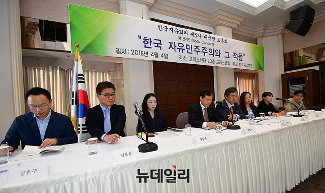 ▲ 좌측부터 김은구 서울대 트루스포럼 대표, 김용삼 박정희기념재단 기획실장, 강승은 자유대한청년포럼 대표, 김영호 성신여대 교수, 김정민 국제전략문제연구소 소장, 여명 전 한국대학생포럼 대표, 이옥남 바른사회시민회의 정치실장, 조평세 고려대 트루스포럼 대표. ⓒ뉴데일리 정상윤 기자